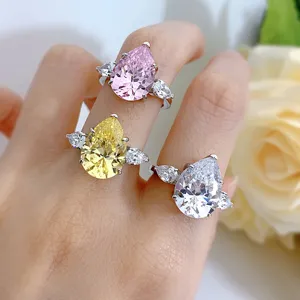 Primer plano detallado de anillos de plata con hermosas circonitas de talla pera multicolor.