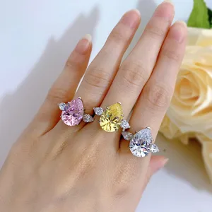Detalle de cerca de deslumbrantes anillos de compromiso de plata con circonita en pera.