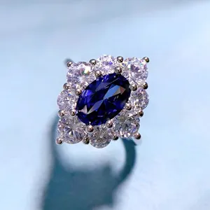 Primo piano dettagliato di un elegante anello di lusso con zaffiro ovale e brillanti.
