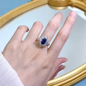 Dettaglio straordinario di un anello con zaffiro blu ovale in brillante argento sterling.