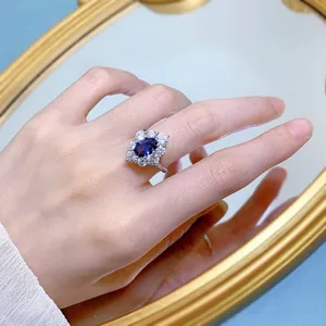 Dettaglio in primo piano mozzafiato di un anello in argento con gemma blu ovale.