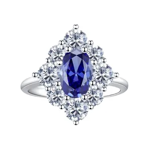 Stupendo anello con zaffiro blu ovale e alone di diamanti brillanti in argento sterling.