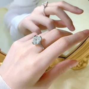 Prachtig detailbeeld van een gesimuleerde diamantring met stralende snit en pavé band.