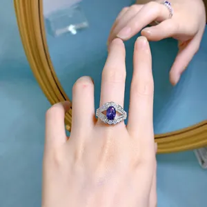 Primo piano dettagliato di uno splendido anello in argento con gemma ovale viola.