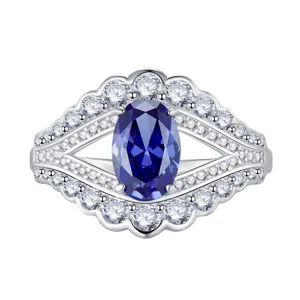 Splendido anello in argento 925 con pietra blu ovale e alone di zirconi brillanti.