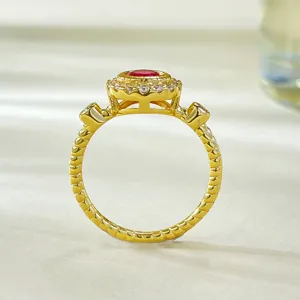 Vista dettagliata dell'anello in argento S925 placcato oro con rubino tondo e pavé.