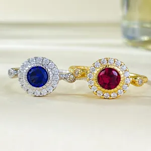 Vista dettagliata di due bellissimi anelli eleganti con pietre rosse e blu in argento.