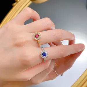 Vista dettagliata dell'anello in argento S925 placcato oro con brillante halo di zirconi.
