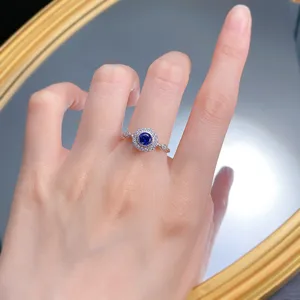 Anello donna in argento placcato oro corindone blu rotondo, design diamante alone classico.