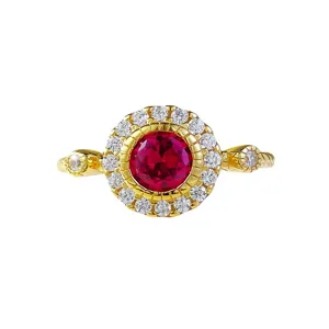 Stupendo anello in argento S925 bagnato d'oro con gemma rossa brillante e zirconi scintillanti.