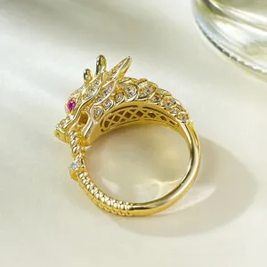 Exquisites S925 Silber vergoldetes Drachenring Detail mit feinen Schuppen und funkelnden Zirkonia.