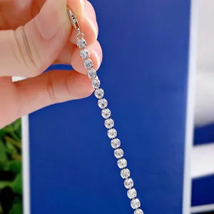 Detailopname van een sprankelende 3mm tennisarmband met glinsterende gesimuleerde diamanten.