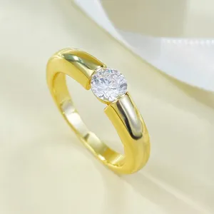 Vergulde 925 zilveren ring met een prachtig fonkelende 5 mm zirkonia steen in close-up