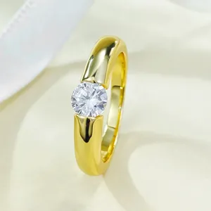 Gedetailleerde close-up van een vergulde 925 zilveren ring met een sprankelende diamant.