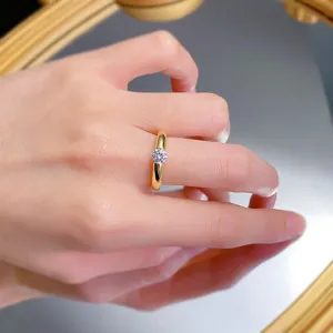Vergulde S925 zilveren ring met schitterende 5mm gesimuleerde diamant voor dagelijks.