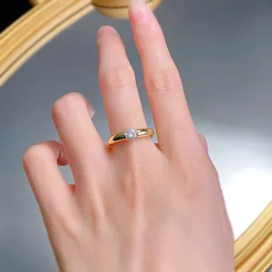 Verguld S925 zilveren ring met 5.0mm zirkoon solitair in prachtige detailweergave.