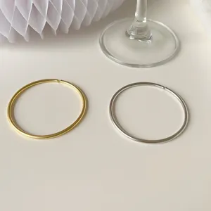 Minimalistische gold und silber offene Armreifen Set, elegante dünne Metallarmbänder.