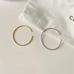 Minimalistische offene Armreifen in Gold und Silber, schicker Modeschmuck für Damen.