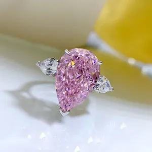 Lujoso anillo de plata 925 con diamante rosa talla pera y piedras laterales brillantes detalle.
