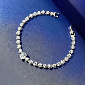 Elegante bracciale tennis in argento S925 con luminose pietre di zirconia scintillanti.