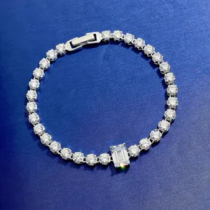 Bracciale tennis in argento con zirconi cubici rotondi e taglio smeraldo scintillanti.
