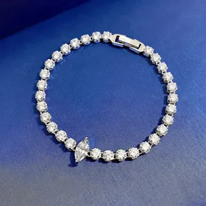 Primo piano dettagliato del bracciale tennis in argento con zirconi tondi e taglio marquise.