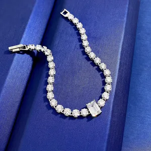 Squisito bracciale tennis in argento S925 con zirconi scintillanti e pietra taglio smeraldo.