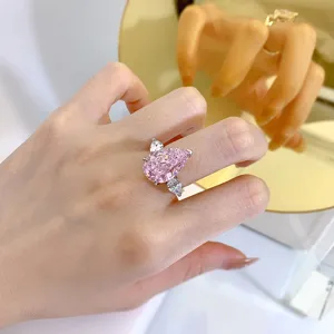 Impresionante anillo de lujo de plata 925 diamante carbono rosa talla pera detalle
