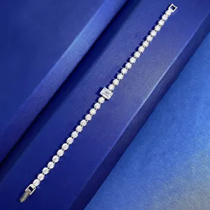 Vista dettagliata di un brillante bracciale in argento con zirconi e una pietra centrale elegante.