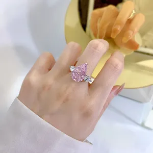 Lujoso anillo de plata 925 gran diamante rosa talla pera primer plano detalle de lujo