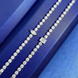Dettaglio squisito del bracciale tennis in argento S925 con diamanti scintillanti.
