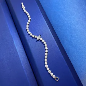 Elegante bracciale in argento S925 con pietre scintillanti rotonde e marquise.