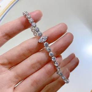 Primo piano dettagliato di bracciale tennis in argento brillante con pietre rotonde e marquise.
