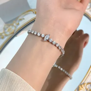 Bracciale tennis in argento S925 con zirconi brillanti e pietra centrale a marquise.