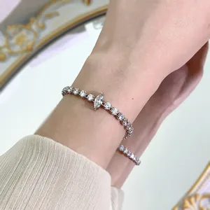 Bracciale tennis in argento S925 con zirconi rotondi e dettagli raffinati di pietre a marquise.
