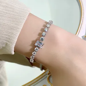 Bracciale tennis in argento S925 con diamanti scintillanti e pietre preziose taglio smeraldo.