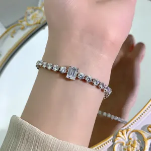 Vista dettagliata del bracciale tennis in argento con zirconi brillanti e splendenti.