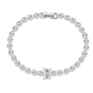 Elegante e luminoso bracciale tennis in argento con pietre rotonde e taglio smeraldo principale.