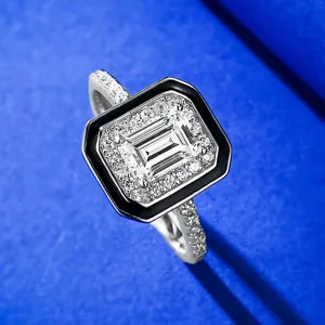 Anillo de plata talla esmeralda con borde negro y halo brillante para joyas de mujeres.