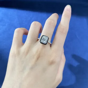 Elegante anillo de corte esmeralda con borde negro y brillantes piedras de circón.
