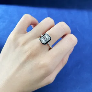 Elegante anillo de plata 925 talla esmeralda con borde negro y piedras brillantes.