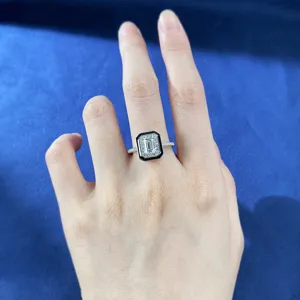 Elegante anillo con talla esmeralda y borde negro en plata 925 para mujeres chic.