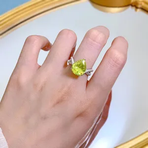 Pear-cut olive green cubic zirconia ring in silver S925 with sparkling pavé split shank design.