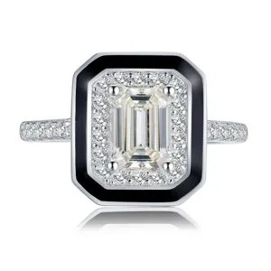 Elegante anillo de plata 925 con corte esmeralda y esmalte negro diseño geométrico.