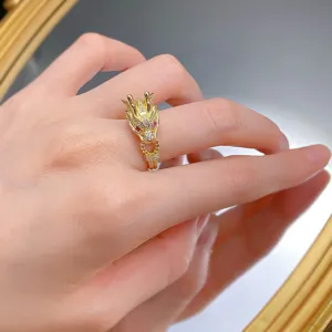 Detaillierte Nahaufnahme des S925 vergoldeten chinesischen Drachenrings mit Steinen an Finger.