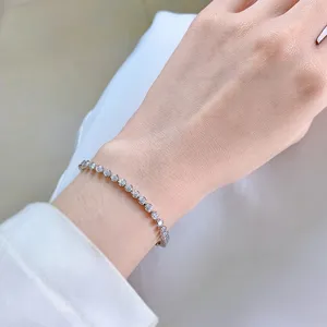 Close-up detailopname van een sprankelende tennisarmband met zirkonia om de pols.