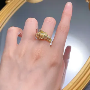 Nahaufnahme des exquisiten vergoldeten Drachenrings mit funkelnden Mikrofassungssteinen.