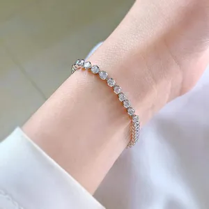 Mooie tennisarmband met ronde gesimuleerde diamanten in zetting voor dagelijks gebruik.