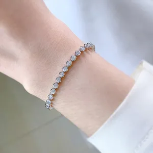 Detailopname van een 3mm bezel-set hoge-koolstof diamant tennisarmband om de pols.