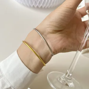 Minimalistische doppelschichtige dünne Metall offene Armreifen in Gold und Silber.